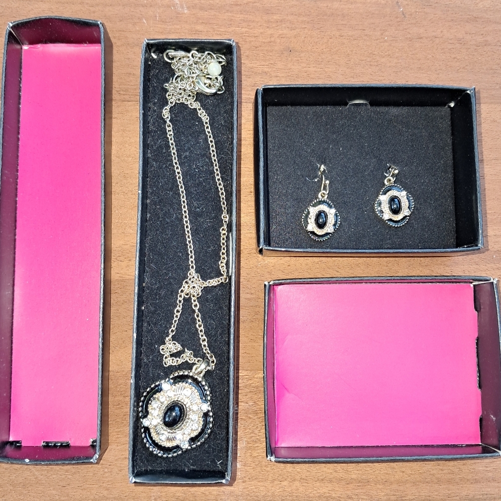Vintage 1970s Stately Stone  Avon Necklace &  Earring Set Black Stones